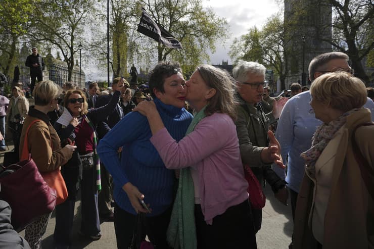 פעילות מארגון "נשות סקוטלנד" חוגגות את הפסיקה ב בריטניה שבה נקבע כי נשים טרנסג'נדריות טרנסיות לא נכללות בהגדרה המשפטית של אישה בחוק נגד אפליה