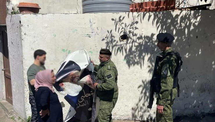 הסרת תמונות של נסראללה וסאל אל-ערורי מרחובות ביירות