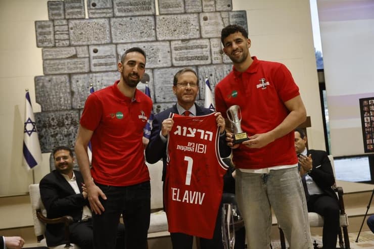 אנשי הפועל ת"א במשכן הנשיא