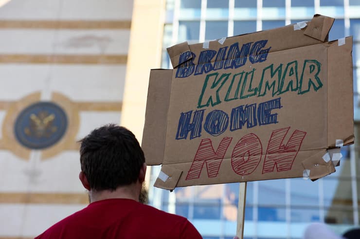 צילום: REUTERS/Leah Millis הפגנה למען קילמר אברגו גרסייה שגורש מ ארה"ב ל אל-סלבדור בגלל "טעות מנהלתית" בהצהרה מחוץ לבית משפט ב מרילנד בעניינו