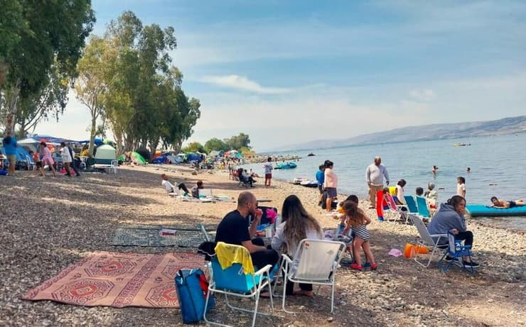 נופשים בחוף גופרה, כינרת (צילום: נועה אלפנדרי, איגוד ערים כינרת) נופשים בחוף גופרה, כינרת