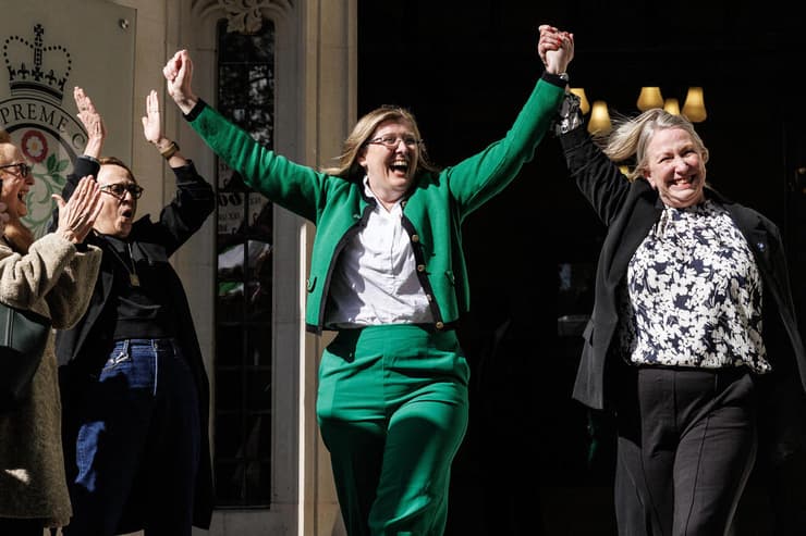 פעילות מארגון "נשות סקוטלנד" חוגגות את הפסיקה ב בריטניה שבה נקבע כי נשים טרנסג'נדריות טרנסיות לא נכללות בהגדרה המשפטית של אישה בחוק נגד אפליה