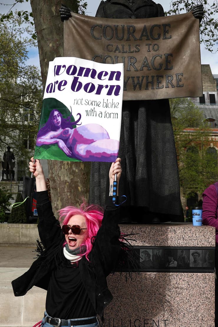 פעילות מארגון "נשות סקוטלנד" חוגגות את הפסיקה ב בריטניה שבה נקבע כי נשים טרנסג'נדריות טרנסיות לא נכללות בהגדרה המשפטית של אישה בחוק נגד אפליה