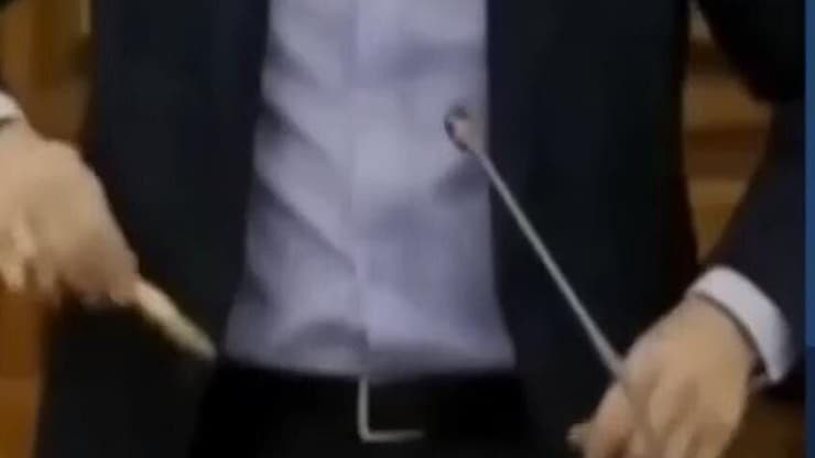 תיעוד הדיפלומט האיראני "גונב" את העט היוקרתי