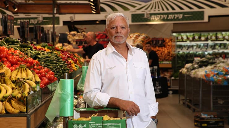 איתן יוחננוף. "כל הילדים שלי מנגנים, על פסנתר, גיטרה, ושרים, גם אני" (צילום: ריאן פרויס) איתן יוחננוף