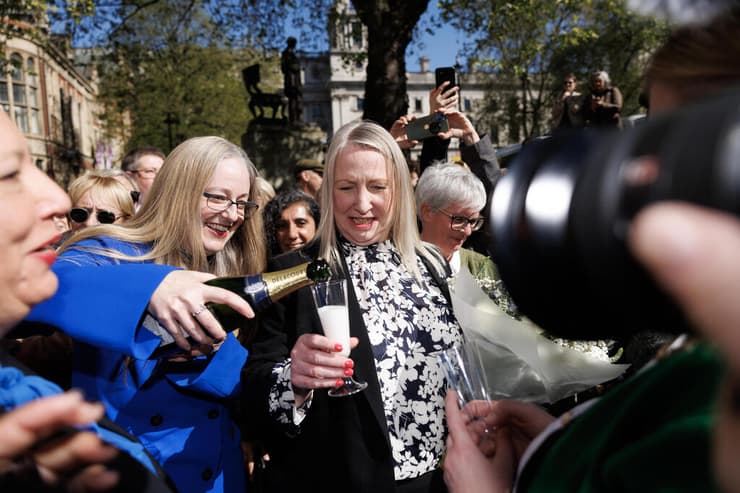 פעילות מארגון "נשות סקוטלנד" חוגגות את הפסיקה ב בריטניה שבה נקבע כי נשים טרנסג'נדריות טרנסיות לא נכללות בהגדרה המשפטית של אישה בחוק נגד אפליה