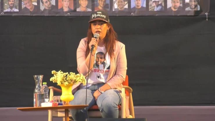 אילנה גריצ'ווסקי. ״יצאתי מהשבי, לשבי אחר״ (צילום: מיקי שמידט) אירוע חול המועד פסח בכיכר החטופים בהשתתפות שורדת השבי אילנה גריצ'ווסקי