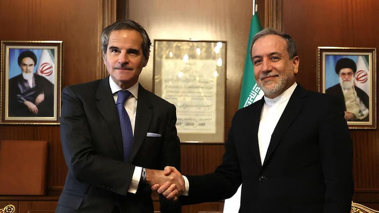 ראש סבא"א רפאל גרוסי עם שר החוץ של איראן עבאס עראקצ'י פגישה בטהרן ב-2024 