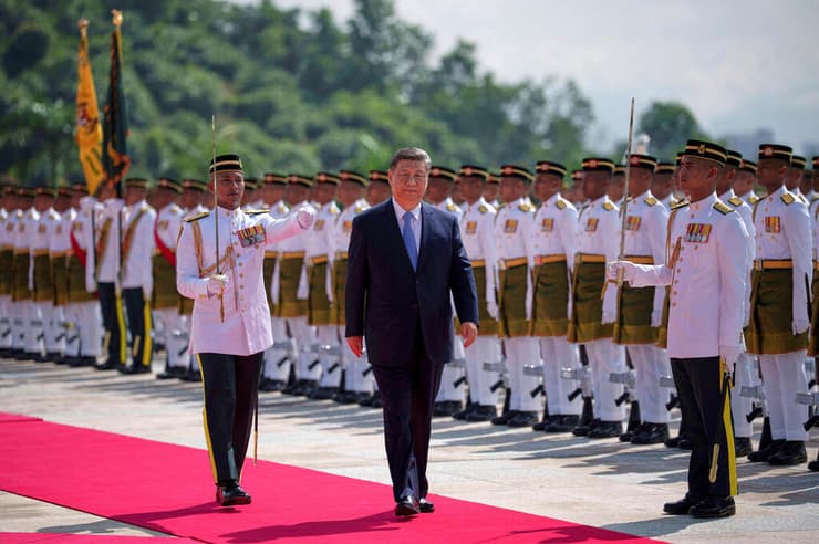 קבלת הפנים לשי בקואלה לומפור (צילום: REUTERS REFILE - QUALITY REPEAT) ביקור נשיא סין שי ג'ינפינג ב מלזיה קואלה לומפור 16 באפריל