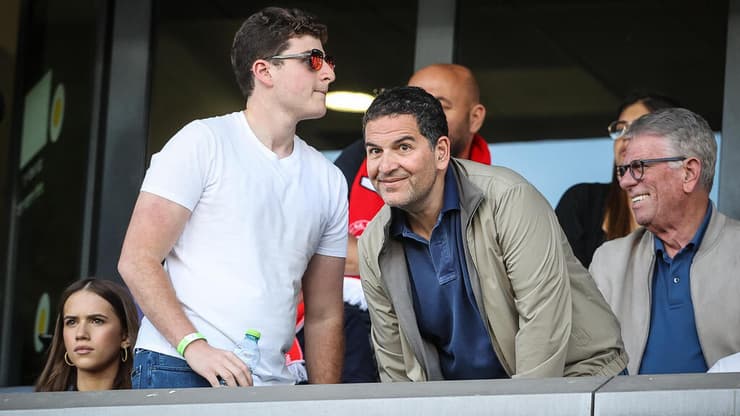 בעלי הפועל ת"א אדמונד ספרא עם בנו מואיז