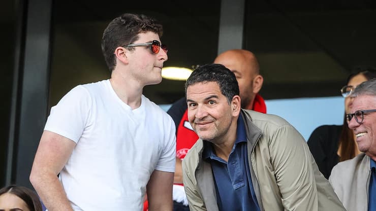 בעלי הפועל ת"א אדמונד ספרא עם בנו מואיז