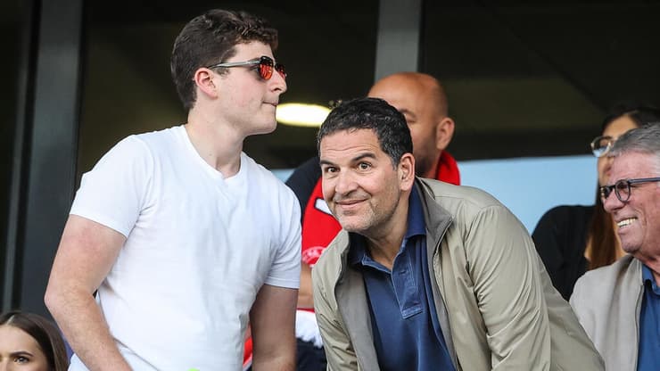 תקציב של 60 מיליון שקל. ספרא (צילום: עוז מועלם) בעלי הפועל ת"א אדמונד ספרא עם בנו מואיז