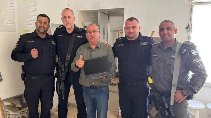 המחשב של סיון אלקבץ ז"ל מוחזר לביתה בשכונת הדור הצעיר בכפר עזה לאחר שנגנב