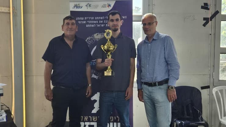 בן ארי לצד יו"ר איגוד השחמט צביקה ברקאי ומנכ"ל האיגוד גיל בורוכובסקי (צילום: איגוד השחמט) בן ארי לצד יו"ר איגוד השחמט צביקה ברקאי ומנכ"ל האיגוד גיל בורוכובסקי