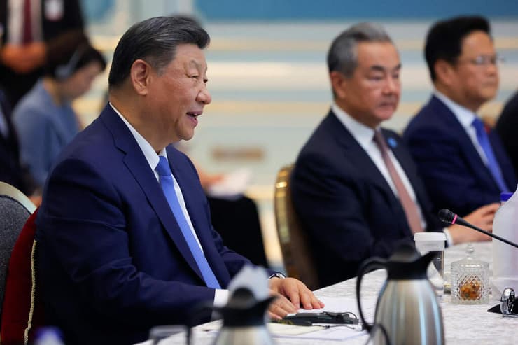 צילום: FAZRY ISMAIL / POOL / AFP נשיא סין שי ג'ינפינג עם ראש ממשלת מלזיה אנוואר איברהים ב קואלה לומפור 16 באפריל