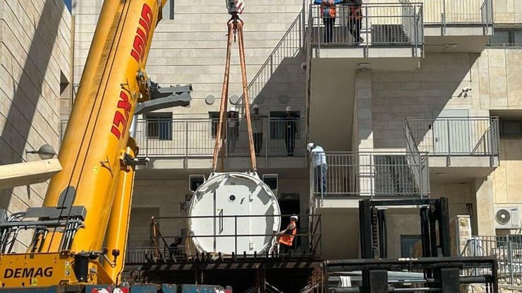 הכנסת תאי הלחץ לתוך המתחם שהוכן מראש בבית החולים (צילום: דוברות בית החולים זיו) תא לחץ ראשון בגליל הגיע לבית החולים זיו בצפת