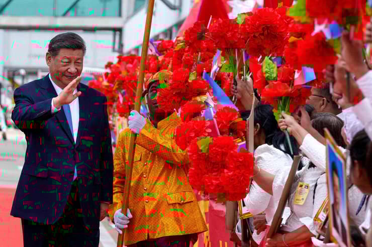 צילום: POOL / AFP ביקור נשיא סין שי ג'ינפינג ב קמבודיה קבלת פנים בנמל התעופה בבירה פנום פן