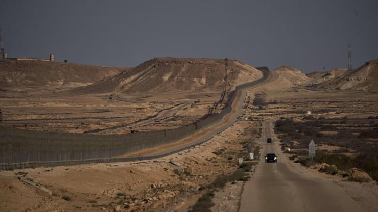החשוד שוחרר למעצר בית בתנאים מגבילים. גבול ישראל-מצרים, ארכיון (צילום: AP Photo/Leo Correa) הגבול בין ישראל למצרים 16.4