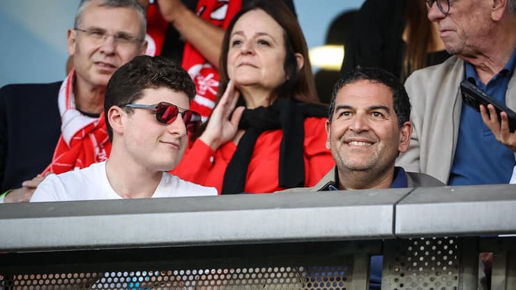 יגיע לדרבי התל-אביבי. אדמונד ספרא עם בנו מואיז (צילום: עוז מועלם) בעלי הפועל ת"א אדמונד ספרא עם בנו מואיז