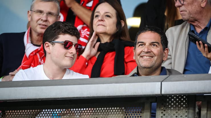 בעלי הפועל ת"א אדמונד ספרא עם בנו מואיז