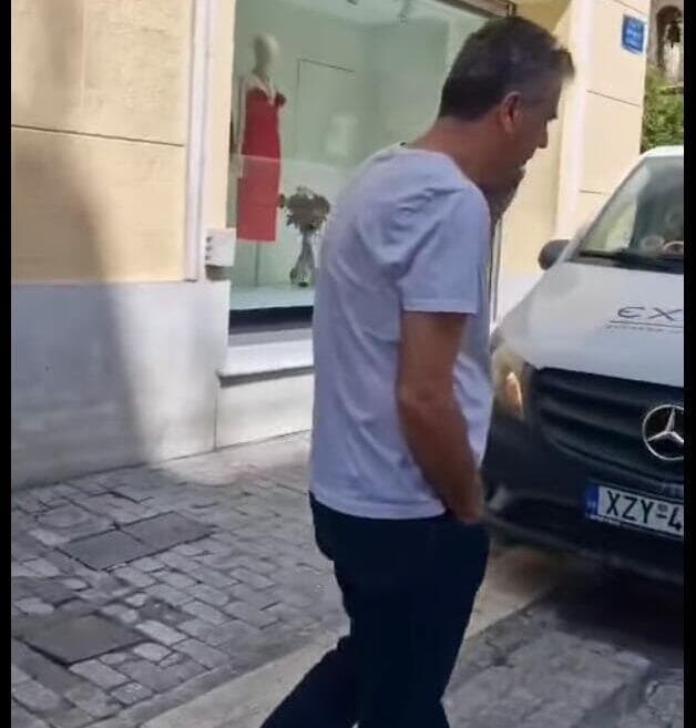 ישראלית צועקת על השר אלי כהן בזמן חופשתו באתונה