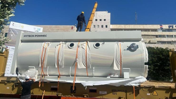 בשורה לתושבי הצפון: שני תאי לחץ חדישים הובאו לבית החולים זיו (צילום: דוברות בית החולים זיו) תא לחץ ראשון בגליל הגיע לבית החולים זיו בצפת