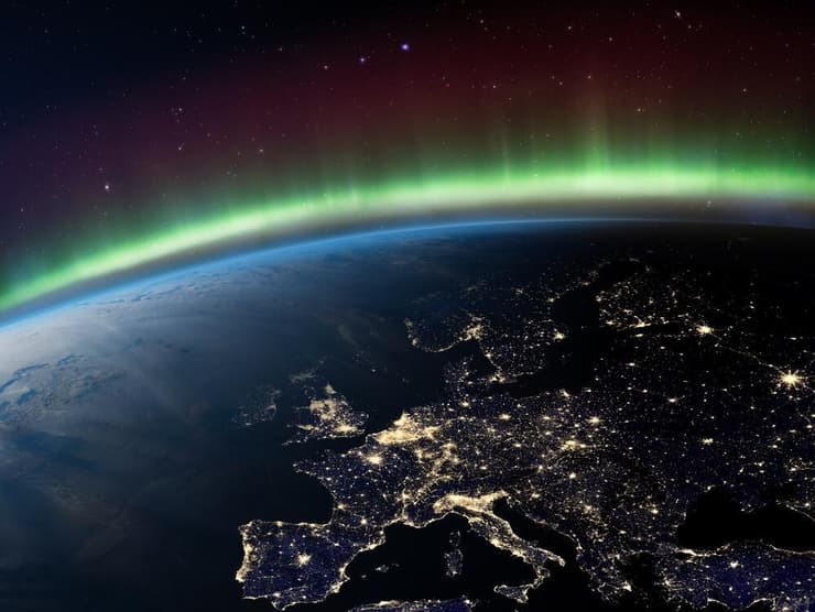 תופעת זוהר הקוטב בתצפית לוויינית (צילום: buradaki/Shutterstock) תופעת זוהר הקוטב בתצפית לוויינית