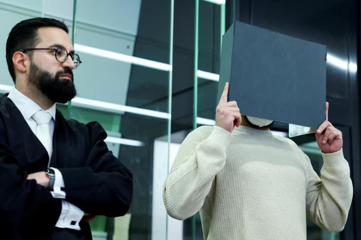 התוקף (מסתיר את פניו) ועורך דינו בבית המשפט