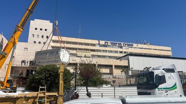 תאי הלחץ במשקל עשרות טונות הונפו באוויר (צילום: דוברות בית החולים זיו) תא לחץ ראשון בגליל הגיע לבית החולים זיו בצפת