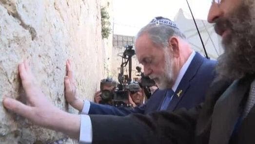 מייק האקבי, שגריר ארה"ב החדש בישראל, בכותל המערבי