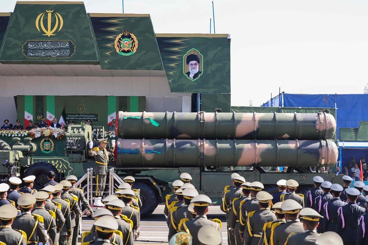  מצעד צבאי באיראן לציון יום הצבא הלאומי, בהשתתפות הנשיא פזשכיאן