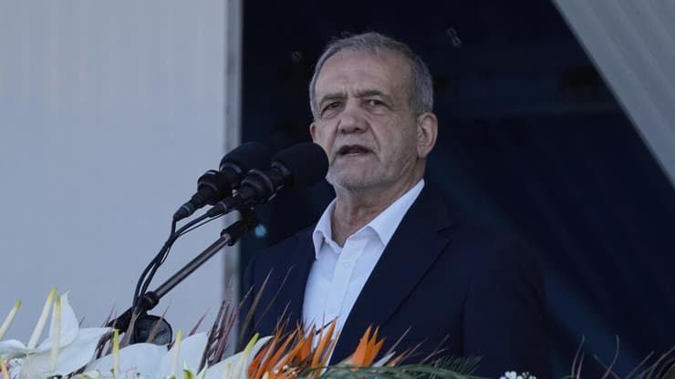  מצעד צבאי באיראן לציון יום הצבא הלאומי, בהשתתפות הנשיא פזשכיאן