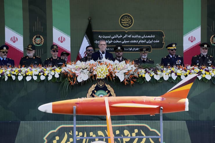  מצעד צבאי באיראן לציון יום הצבא הלאומי, בהשתתפות הנשיא פזשכיאן