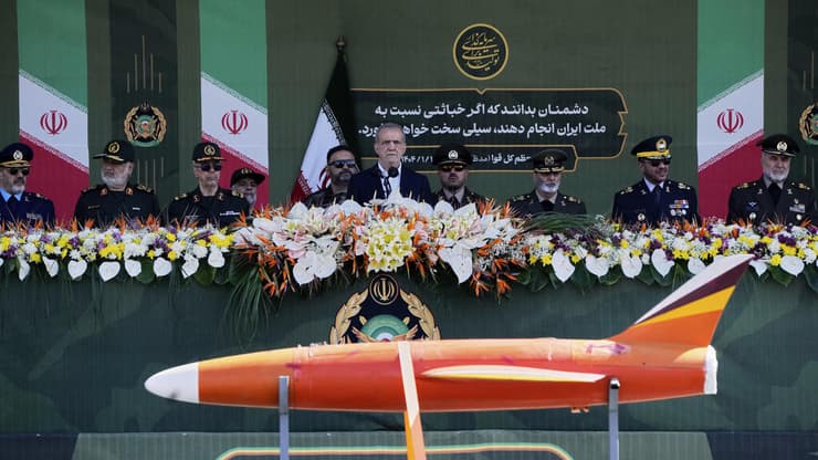  מצעד צבאי באיראן לציון יום הצבא הלאומי, בהשתתפות הנשיא פזשכיאן