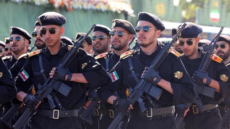  מצעד צבאי באיראן לציון יום הצבא הלאומי, בהשתתפות הנשיא פזשכיאן