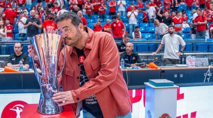 עופר ינאי עם הגביע