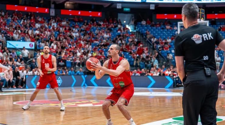 גיא פלטין מתכונן לזריקה