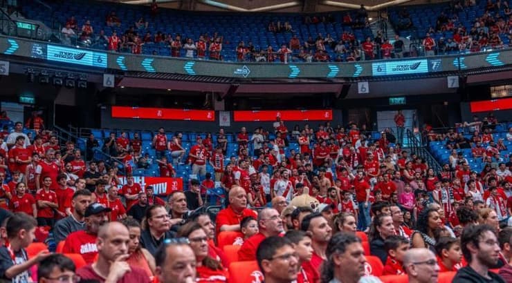 אוהדי הפועל תל אביב בהיכל מנורה מבטחים