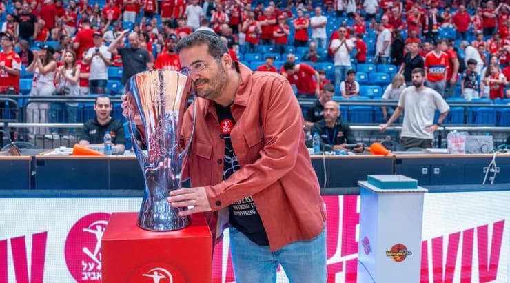 עופר ינאי עם הגביע
