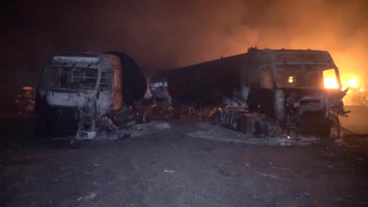 רכבים עולים באש בעקבות תקיפות ארה"ב בנמל ראס עיסא בתימן