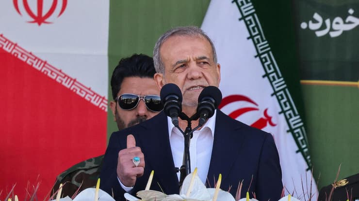  מצעד צבאי באיראן לציון יום הצבא הלאומי, בהשתתפות הנשיא פזשכיאן