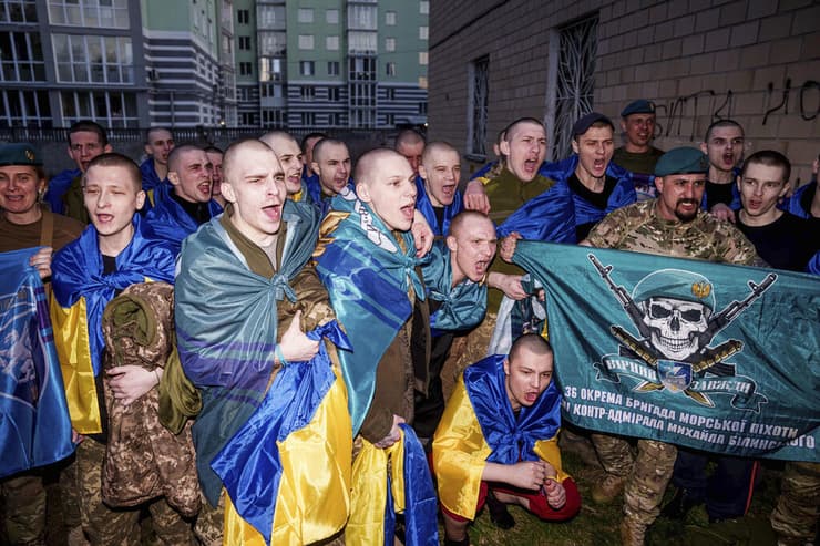 החיילים האוקראינים ששוחררו בעסקת השבויים הגדולה מול רוסיה (צילום: AP Photo/Evgeniy Maloletka) חיילים אוקראינים שבויים ששוחררו על ידי רוסיה ב עסקת שבויים מול אוקראינה