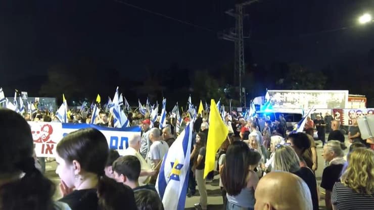 ההפגנה מול בית המשפחה במזור (צילום: ליאור שרון) הפגנה במזור מול בית משפחת ירדני שבו יחגוג נתניהו את המימונה