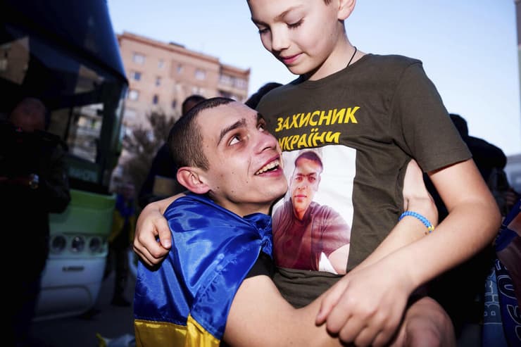 צילום: AP Photo/Evgeniy Maloletka חיילים אוקראינים שבויים ששוחררו על ידי רוסיה ב עסקת שבויים מול אוקראינה
