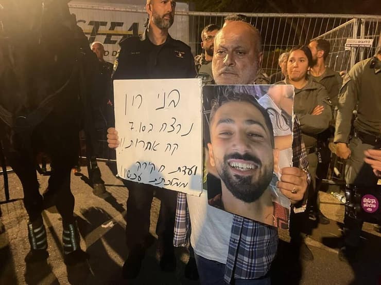 יורם יהודאי, שבנו רון נרצח בנובה, בהפגנה: "שנה וחצי רוצה לדבר איתו" (צילום: רועי רובינשטיין) הפגנה במזור מול בית משפחת ירדני שבו יחגוג נתניהו את המימונה