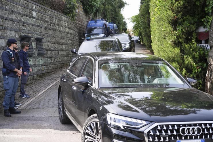 המשלחת האיראנית עוזבת את שגרירות עומאן ב רומא איטליה אחרי שיחות גרעין מול ארה"ב