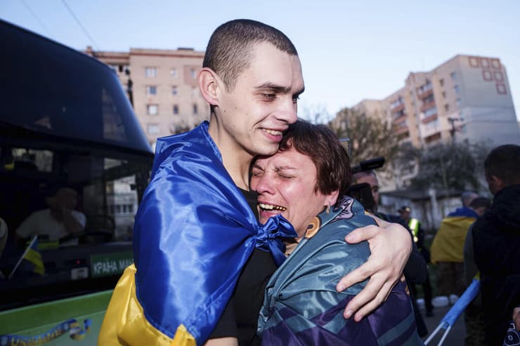 צילום: AP Photo/Evgeniy Maloletka חיילים אוקראינים שבויים ששוחררו על ידי רוסיה ב עסקת שבויים מול אוקראינה