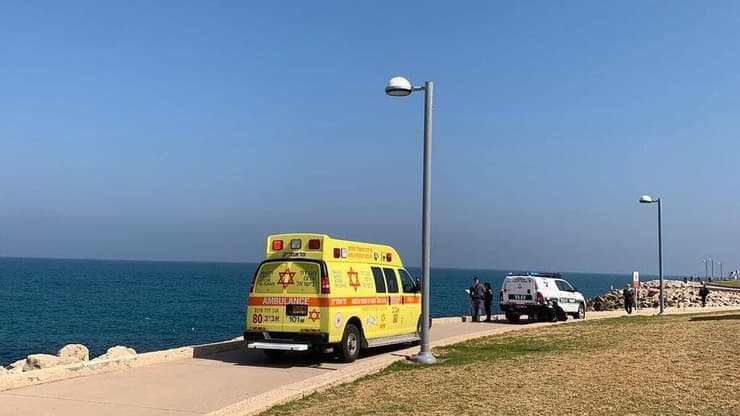הזירה בה אותר גבר ללא רוח חיים ולכוד בשובר הגלים דרומית לנמל יפו בתל אביב