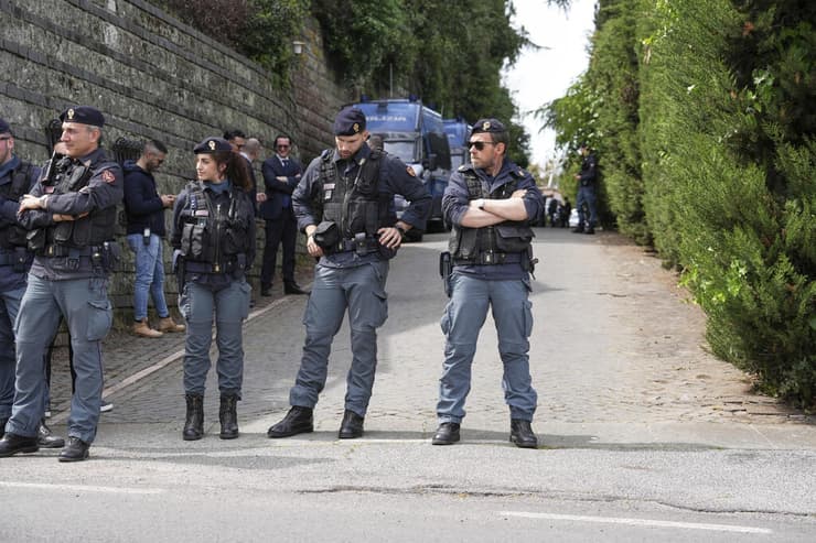 המשלחת האיראנית עוזבת את שגרירות עומאן ב רומא איטליה אחרי שיחות גרעין מול ארה"ב