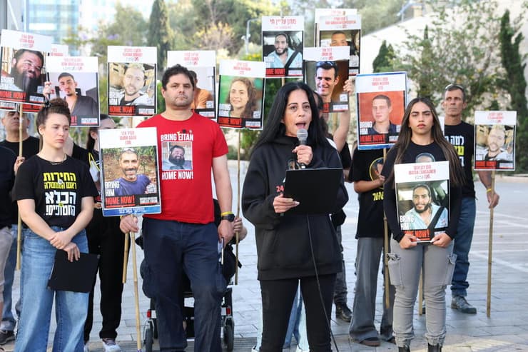 עינב צנגאוקר בהצהרה של משפחות חטופים בשער בגין